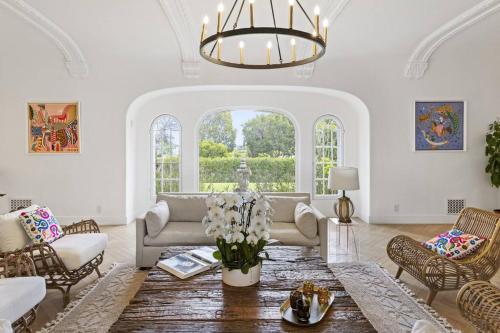 Prestigious BH Spanish Villa with Pool, Jacuzzi, BBQ in Los Angeles, USA