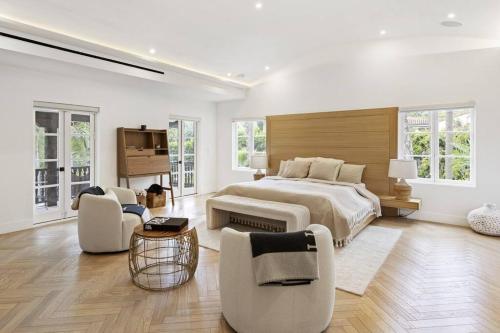 Prestigious BH Spanish Villa with Pool, Jacuzzi, BBQ in Los Angeles, USA