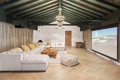 Prestigious BH Spanish Villa with Pool, Jacuzzi, BBQ in Los Angeles, USA