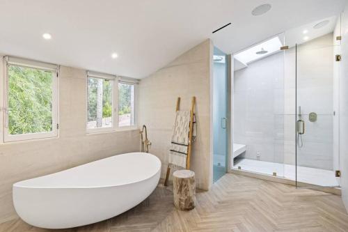 Prestigious BH Spanish Villa with Pool, Jacuzzi, BBQ in Los Angeles, USA