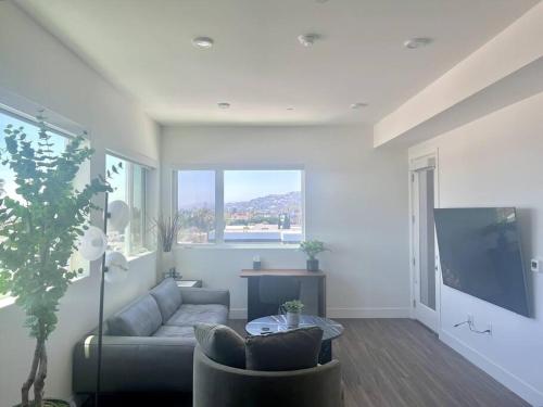 Luxe Corner One Bedroom, Prime Hollywood with Parking in Los Angeles, USA