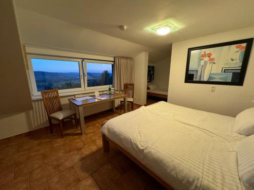 3 twin beds
