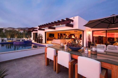 Villa La Perla 5BR with arch view in El Pueblito, Mexico