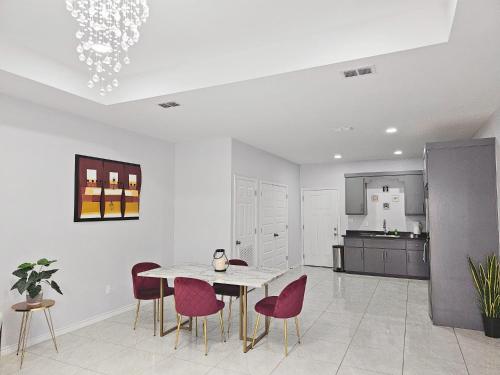 Beautiful apartment 9 min to Mercedes outlets in เวสเลโก (TX)