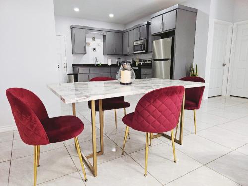 Beautiful apartment 9 min to Mercedes outlets in เวสเลโก (TX)