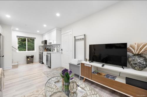 Entire new small home – khách sạn tại Renfrew-Collingwood
