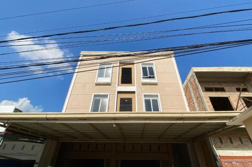 Entrance, RedDoorz Syariah near RS Awal Bros Panam Pekanbaru in Tuah Karya