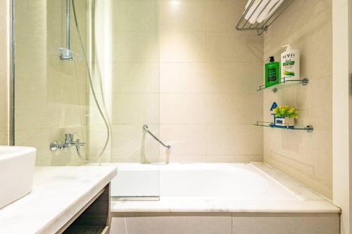 Stylish Studio Business Bay with Canal View - Gym & Pool, Dubaï (photo 9)