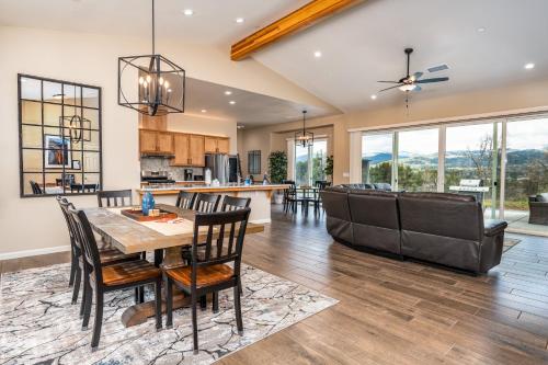 Mountain View House with hot tub, putting green, stunning views