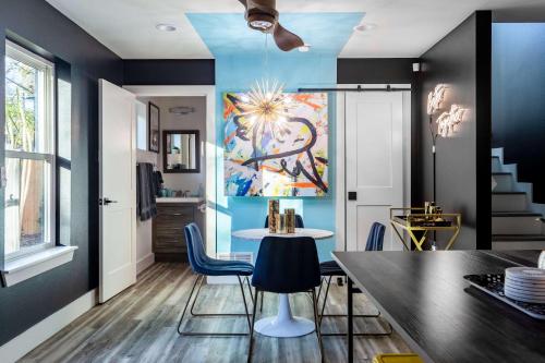Stunning 3rd St Retreat—4-Min Walk to 6th St - 편의 시설/서비스
