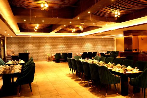 restavracija, The Emerald Grand in Chironwali