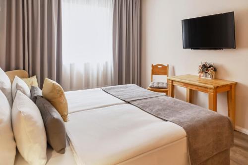 2 bedrooms, 4 beds