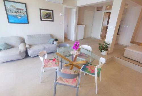 Apartment with a sea View No 15, first row by the sea, Beach house Ana, Duće (foto 6)