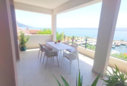 Apartment with a sea View No 15, first row by the sea, Beach house Ana, Duće (foto 3)