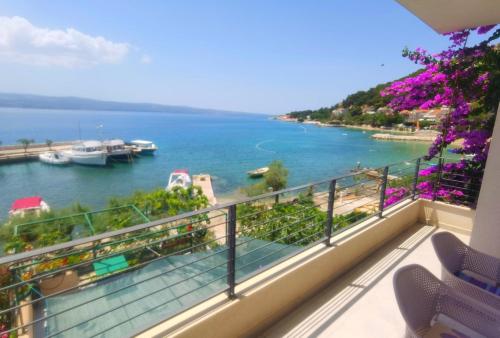 Apartment with a sea View No 15, first row by the sea, Beach house Ana, Duće (foto 4)