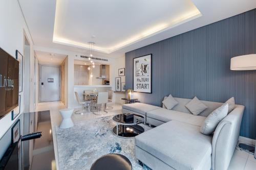 ALiving Modern & Chic 1BR I Paramount Tower D -2203, Dubai