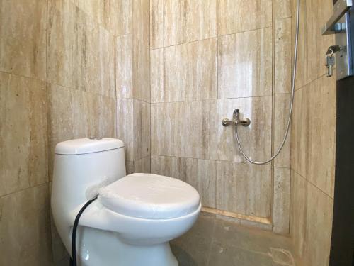 Bathroom, RedDoorz near Sondokoro Agrotourism Karanganyar in Karanganyar