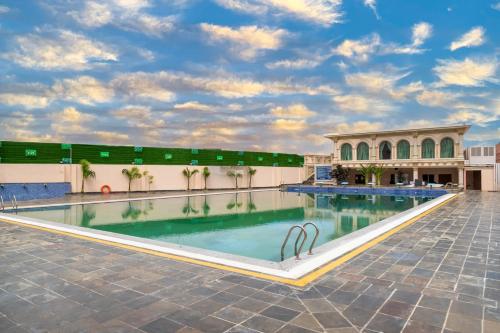 Swimming pool, DIAMOND PALACE LORDS PLAZA in Nepalgunj