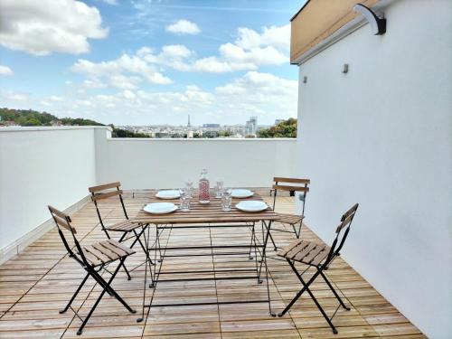 Penthouse vue Tour Eiffel, près Château Versailles (Penthouse vue Tour Eiffel, pres Chateau Versailles) in Sevres