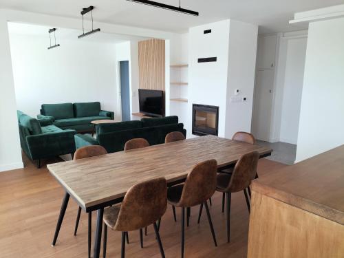 Penthouse vue Tour Eiffel, près Château Versailles (Penthouse vue Tour Eiffel, pres Chateau Versailles) in Sevres