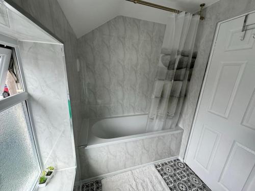 Work & Relax- Convenient 2-Bed House, Гримсби (фото 8)