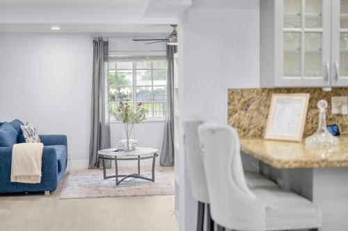 Spacious 3BR Home with Pool, Near Hollywood Beach in Driftwood Estates, USA