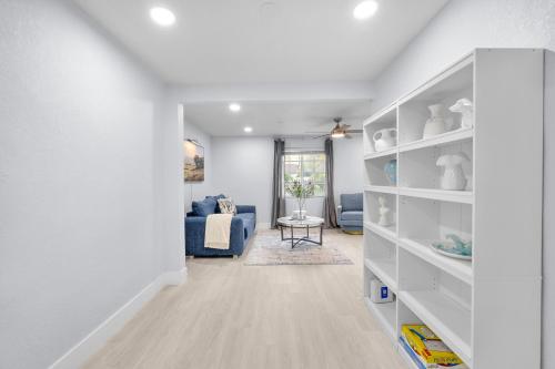 Spacious 3BR Home with Pool, Near Hollywood Beach in Driftwood Estates, USA