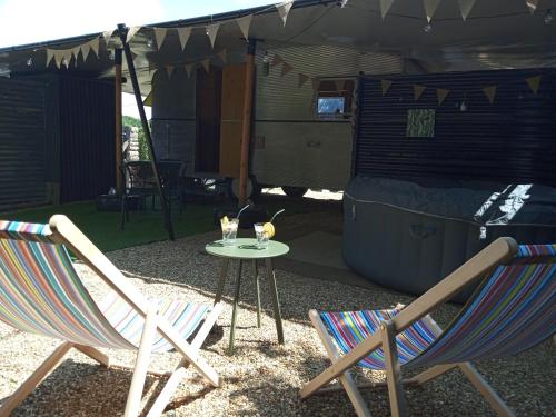 Caravane vintage avec spa chambre d'hôte La Cévrie