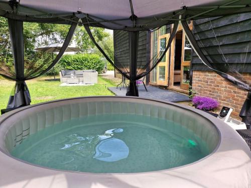 The Dairy Cottage with hot tub & pizza oven in 東格林斯蒂德