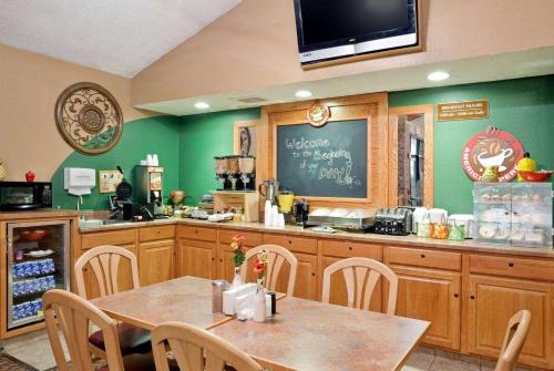 AmericInn by Wyndham West Burlington in West Burlington, USA