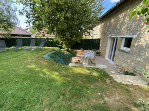 Maison chaleureuse avec piscine et aire de jeux in Crugny