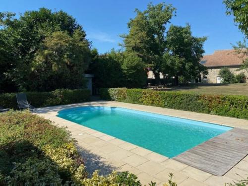 Úszómedence, Maison chaleureuse avec piscine et aire de jeux in Crugny