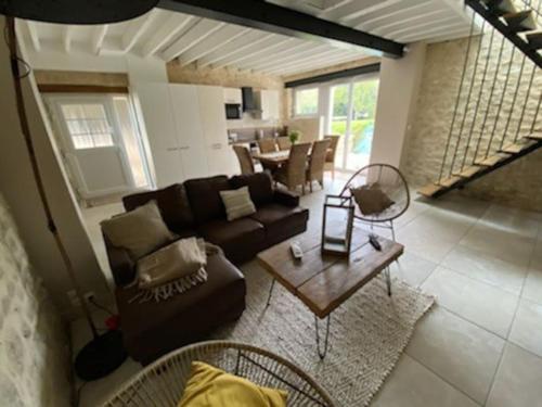Maison chaleureuse avec piscine et aire de jeux in Crugny
