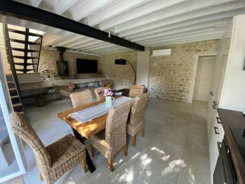 Maison chaleureuse avec piscine et aire de jeux in Crugny