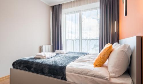 1 queen bed, 2 sofa beds