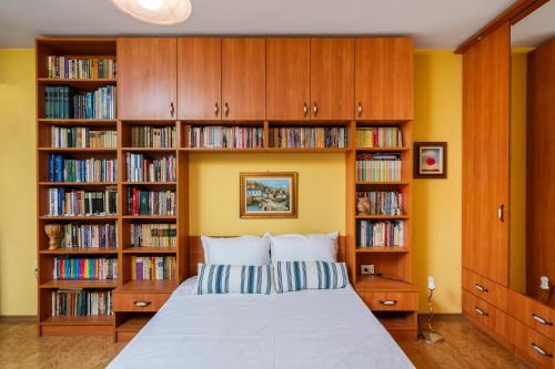 Vintage and Cozy 2BD Apartment in Prime Location by Flat Mаnager, Sofia (Foto 2)