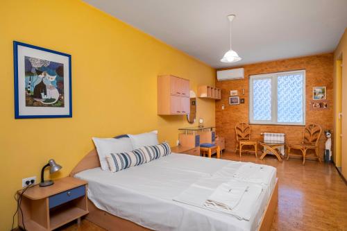 Vintage and Cozy 2BD Apartment in Prime Location by Flat Mаnager, Sofia (Foto 7)