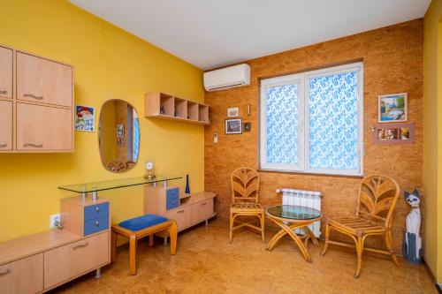 Vintage and Cozy 2BD Apartment in Prime Location by Flat Mаnager, Sofia (Foto 10)