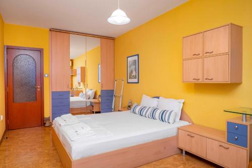 Vintage and Cozy 2BD Apartment in Prime Location by Flat Mаnager, Sofia (Foto 9)