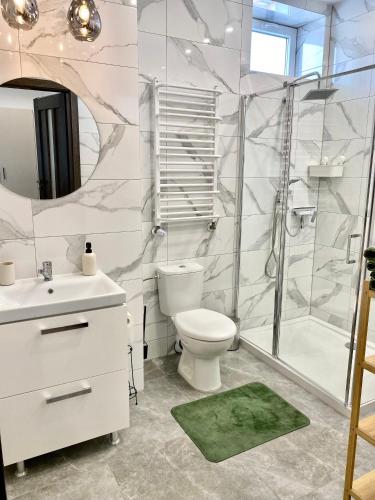 Dušš, Apartament nad jeziorem Ryn, Mazury in Ryn