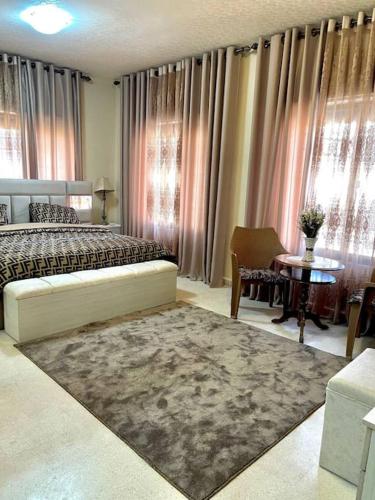Classy 3 Bedroom Apartment in Amman in 亞祖茲