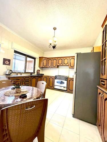 廚房, Classy 3 Bedroom Apartment in Amman in 亞祖茲