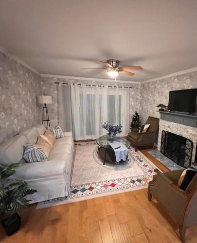 5 bedroom house in prestigious neighborhood! thumb 4