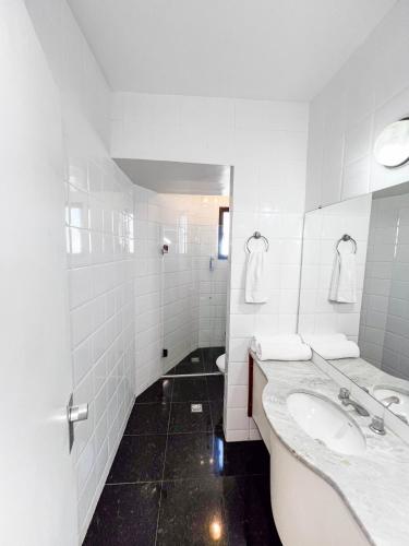 Superior Twin Room image 6