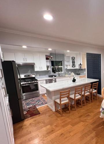 5 bedroom house in prestigious neighborhood! detail