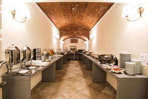 Hotel Embassy - image 9