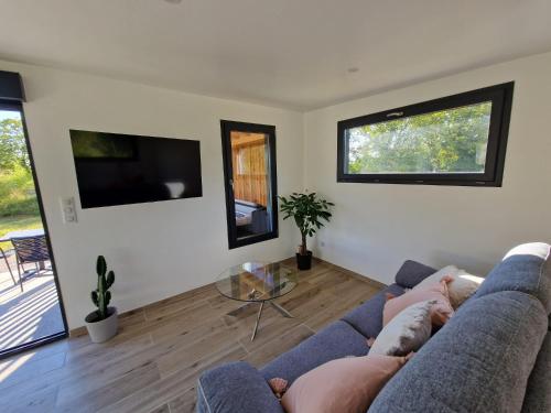 Shared lounge/TV area, Chalet avec son jacuzzi prive in Vanne