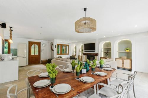 Magnifique Villa, 1H de Paris, Piscine chauffee ! in La Houssoye