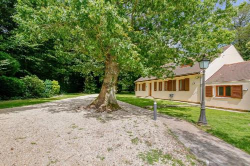 Magnifique Villa, 1H de Paris, Piscine chauffee ! in La Houssoye