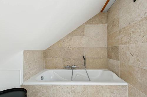 Magnifique Villa, 1H de Paris, Piscine chauffee ! in La Houssoye